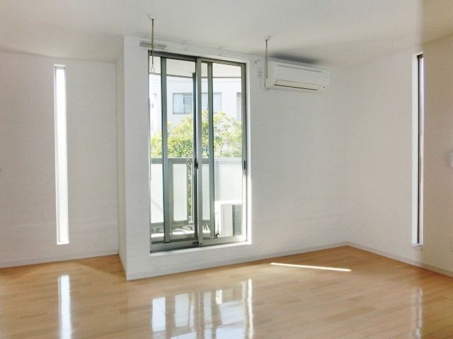 居室・リビング　角部屋で明るいですね。