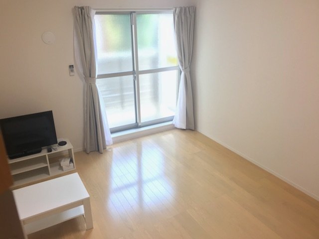 居室・リビング　部屋は白基調でとっても爽やかな雰囲気です♪