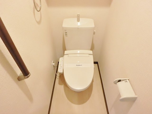 トイレ　同タイプの参考写真です
