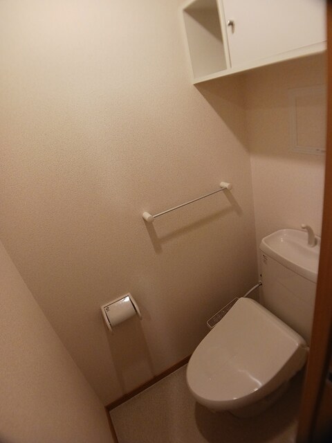 トイレ　温水洗浄便座付きのトイレです♪