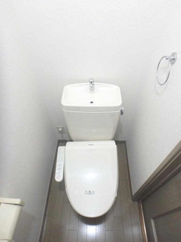 トイレ　ウォシュレット付き