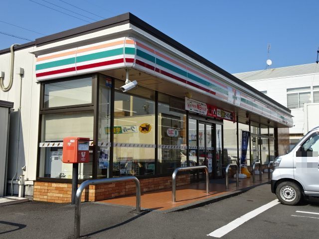 コンビニ　セブンイレブン前島店（コンビニ）まで400m