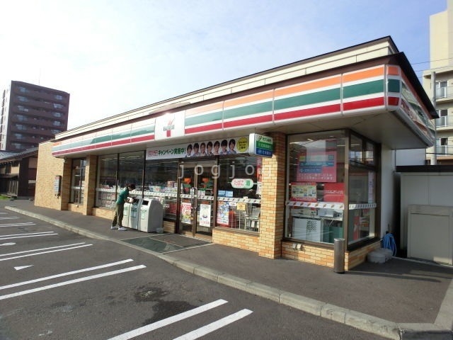 コンビニ　セブンイレブン札幌発寒6条13丁目店（コンビニ）まで389m