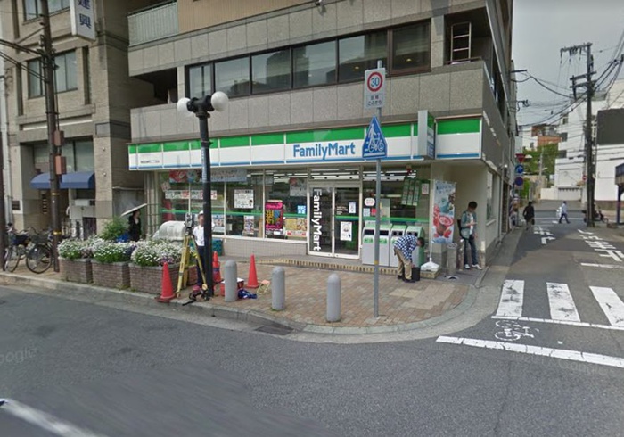 コンビニ　ファミリーマート（コンビニ）まで140m
