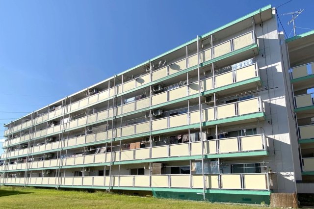 建物外観　敷地内に駐車場があります♪
