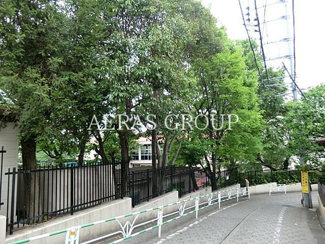 小学校　渋谷区立富谷小学校（小学校）まで818m