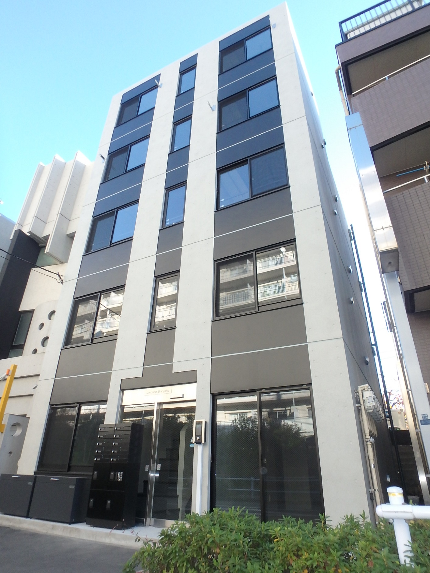 建物外観　コンクリート打ちっ放し！黒い外壁がお洒落