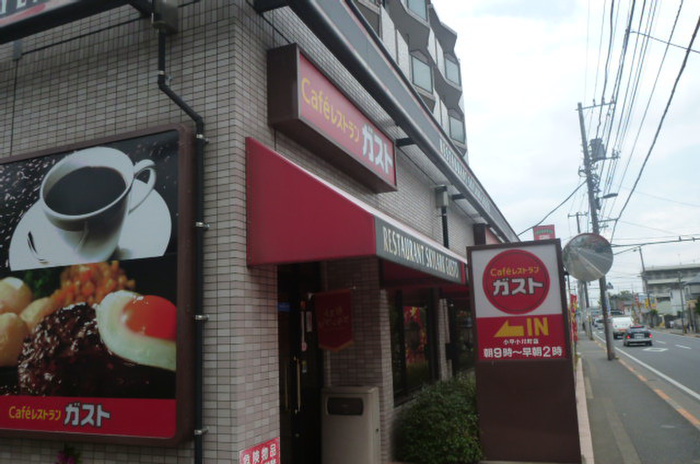 飲食店　ガスト 小平小川町店（飲食店）まで750m