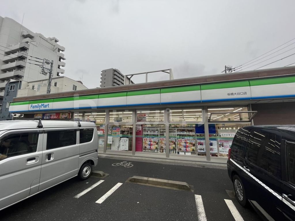 コンビニ　ファミリーマート板橋大谷口店（コンビニ）まで140m
