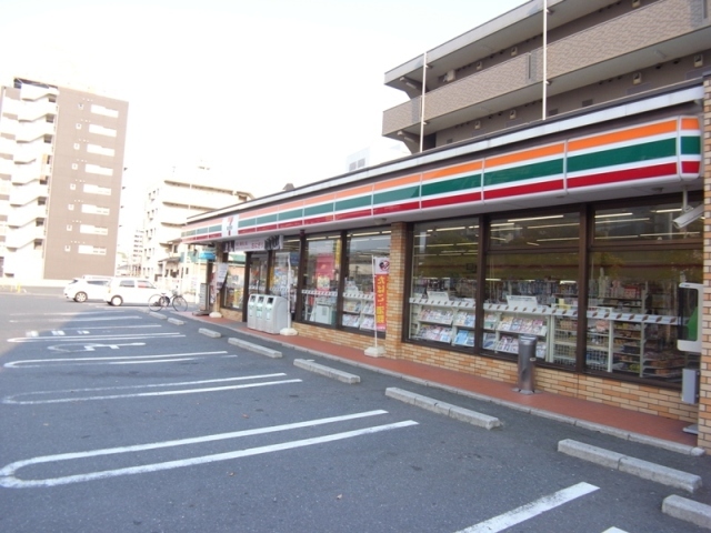 コンビニ　セブンイレブン八幡筒井町店（コンビニ）まで65m