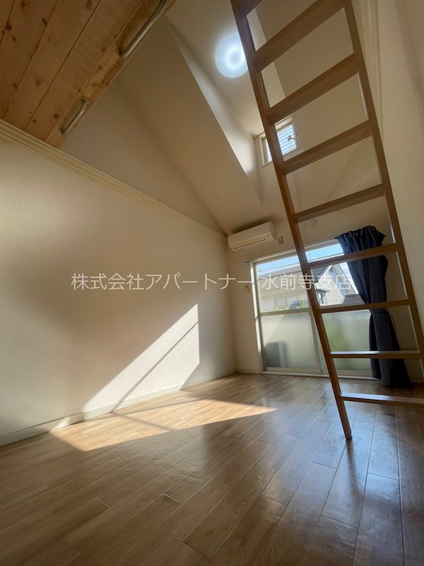 居室・リビング　気持ちい日差しが差し込むお部屋です！天井も高く開放感がありま