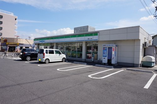 コンビニ　ファミリーマート 西原八丁目店（コンビニ）まで194m