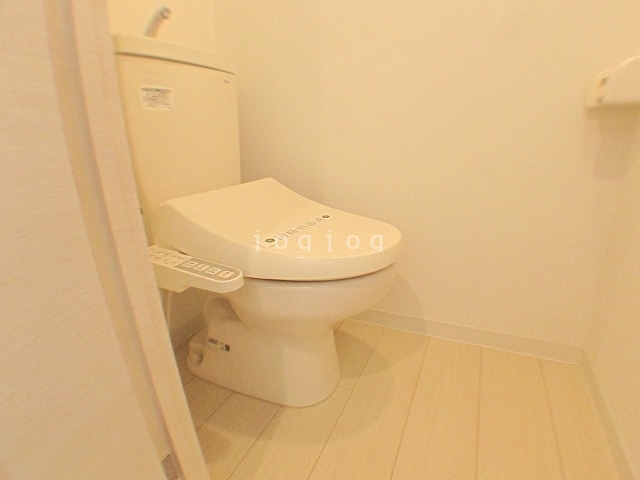 トイレ　嬉しい温水洗浄便座付きのトイレです。