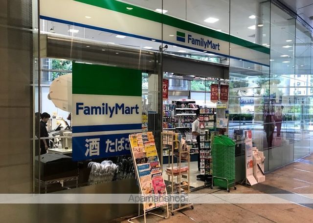 コンビニ　ファミリーマート（コンビニ）まで691m