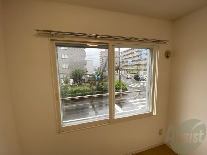 バルコニー　窓が沢山あると日がたっぷり入って気持ち良いですよね！