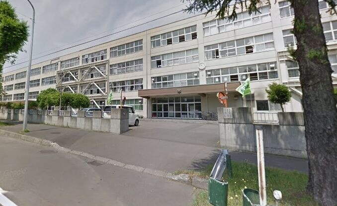 中学校　札幌市立月寒中学校（中学校）まで182m