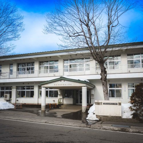 小学校　白馬村立白馬北小学校（小学校）まで846m