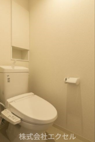 トイレ　嬉しいウォシュレット付のトイレです。