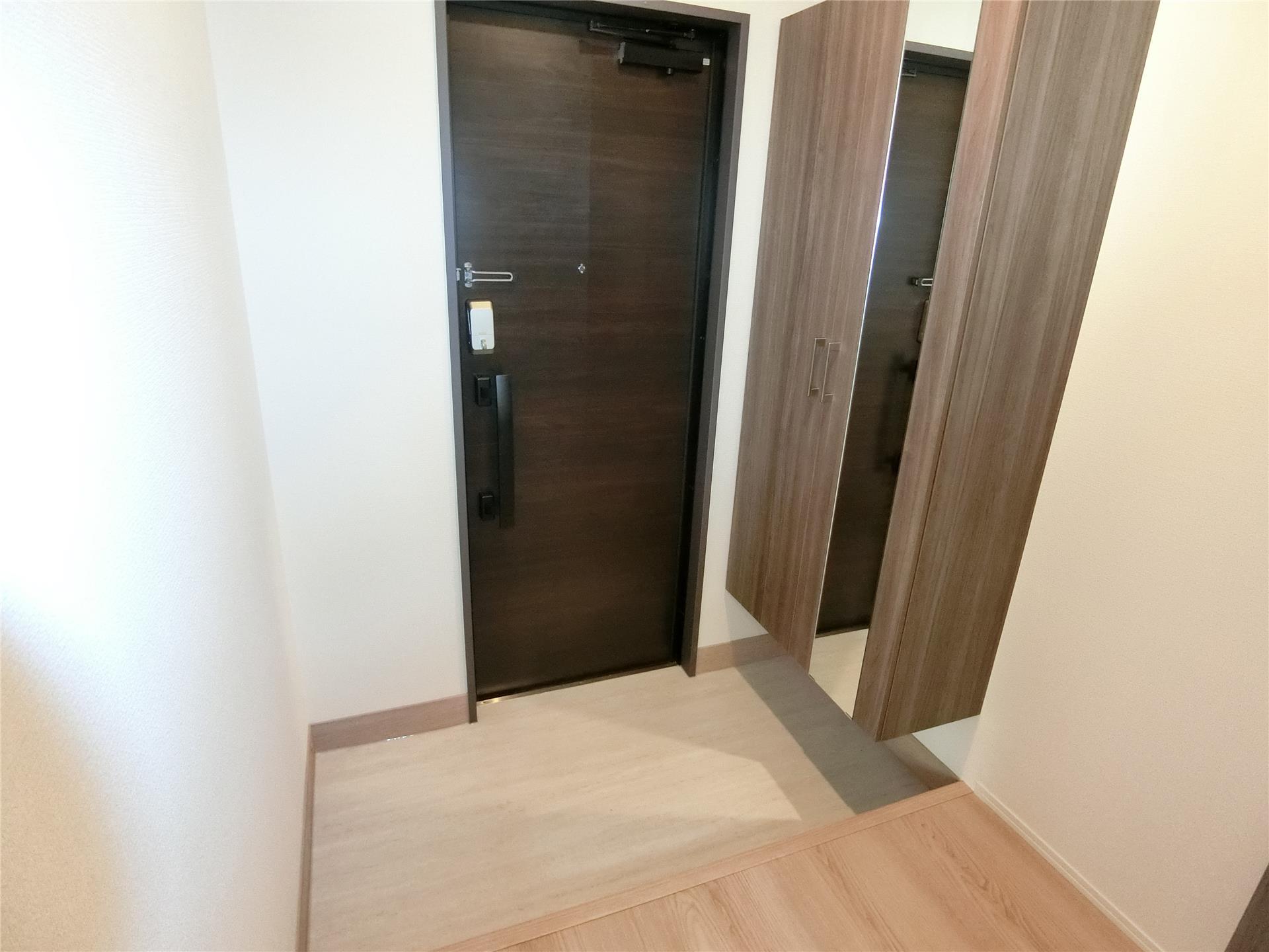 玄関　全身鏡付きシューズボックス付き！ゆったり玄関♪