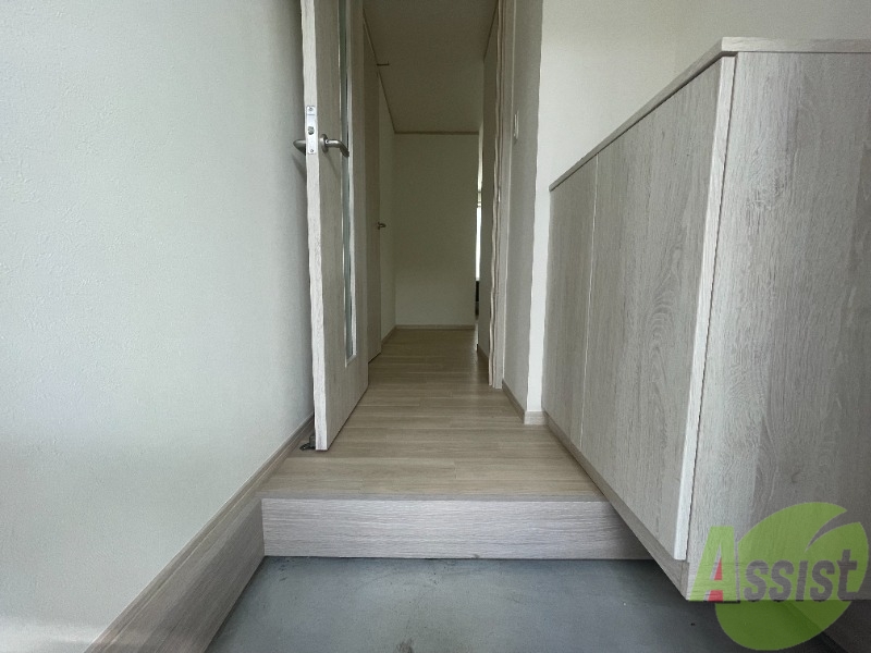 玄関　玄関からの様子になります。すぐにお部屋が見えないのは安心です