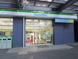 コンビニ　ファミリーマート勝どき三丁目店（コンビニ）まで200m