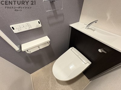 トイレ　温水洗浄便座付きのトイレです♪
