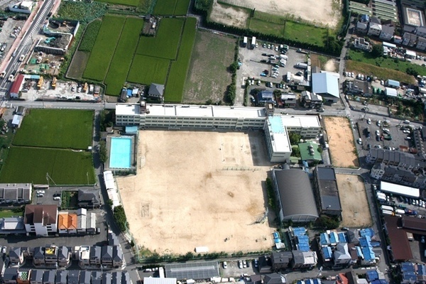 中学校　門真市立第二中学校（中学校）まで294m