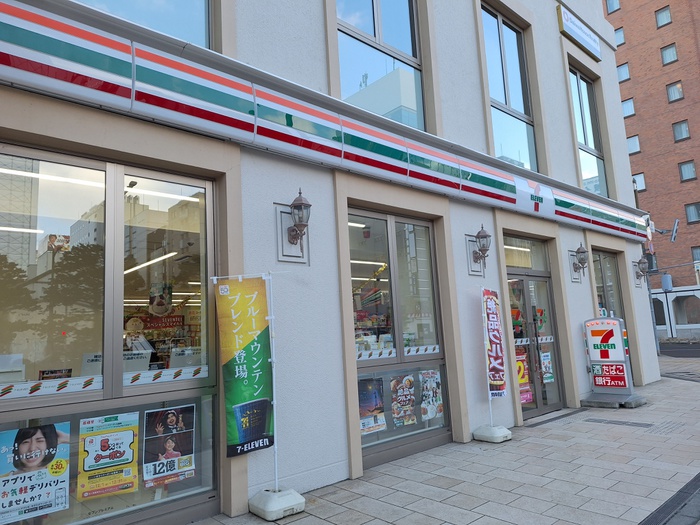 コンビニ　セブンイレブン（コンビニ）まで221m