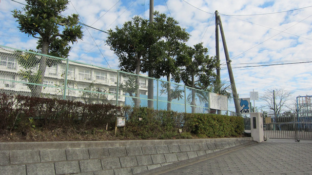小学校　横浜市立名瀬小学校（小学校）まで700m