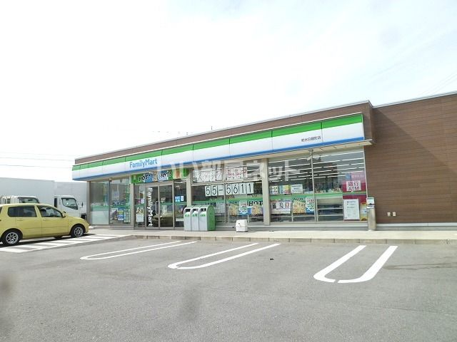 コンビニ　ファミリート射水白銀町店（コンビニ）まで403m