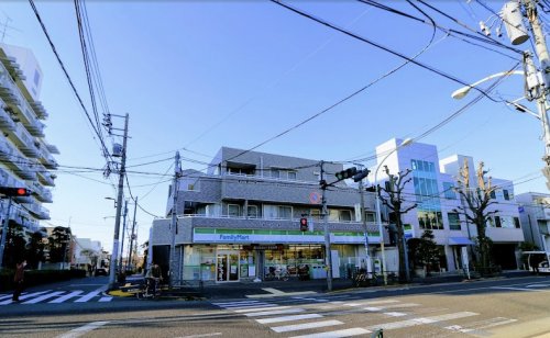 コンビニ　ファミリーマート 目黒柿の木坂店（コンビニ）まで700m