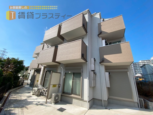 建物外観　住宅街に佇むツートンカラーが目印