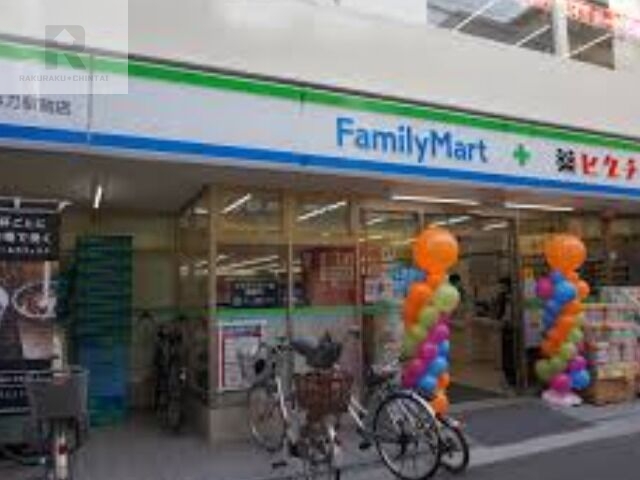 ドラックストア　ファミリーマート＋薬ヒグチ弥刀駅前店（ドラッグストア）まで386m