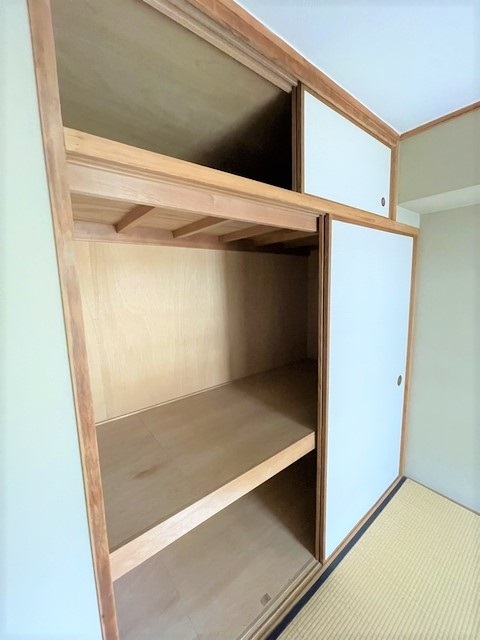 収納　玄関側和室の収納