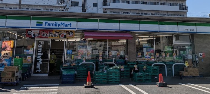 コンビニ　ファミリーマート 中割一丁目店（コンビニ）まで695m