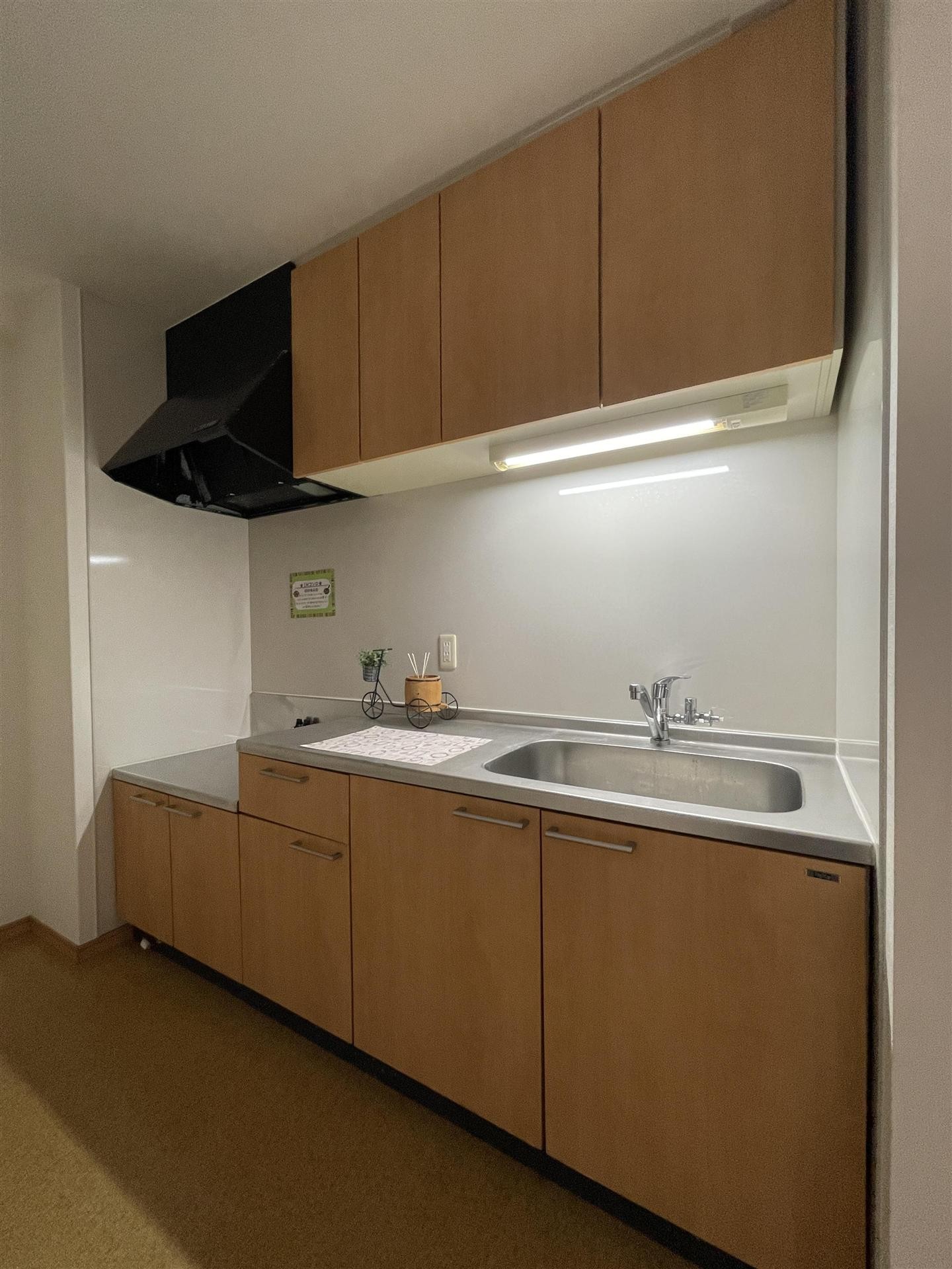 キッチン　同タイプ・別部屋写真です。現況優先となります。