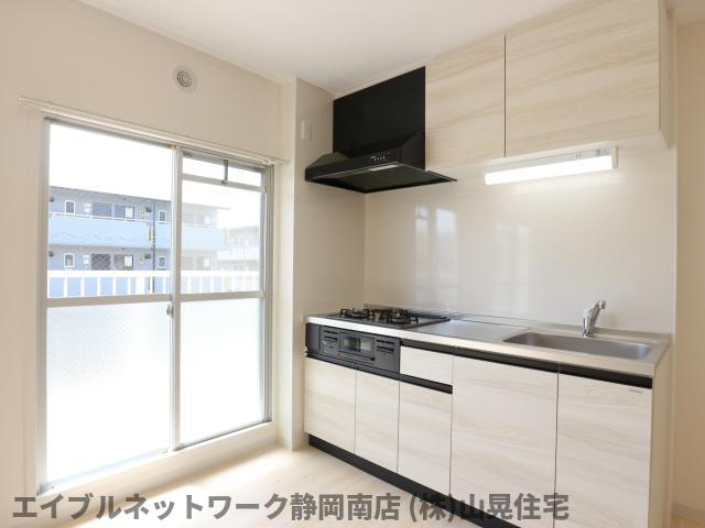 ＪＲ東海道本線 静岡駅 バス乗車時間：18分 最寄りバス停で下車 徒歩7分 3階建 築42年のキッチン写真