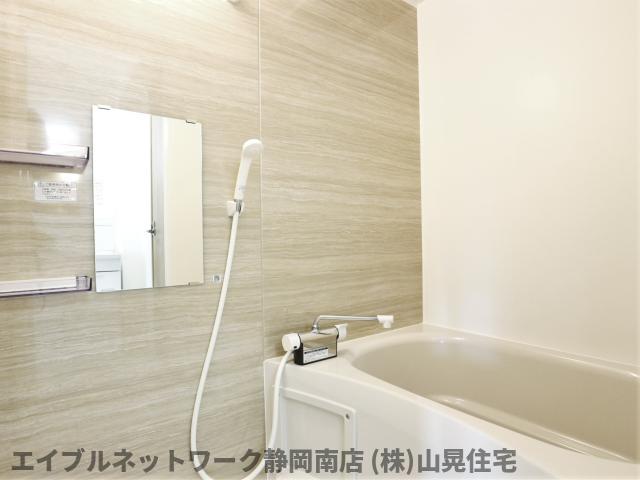 ＪＲ東海道本線 静岡駅 バス乗車時間：18分 最寄りバス停で下車 徒歩7分 3階建 築42年の風呂写真