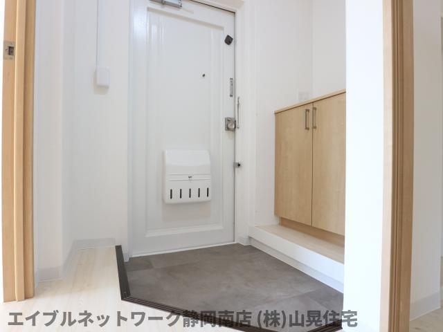 ＪＲ東海道本線 静岡駅 バス乗車時間：18分 最寄りバス停で下車 徒歩7分 3階建 築42年の玄関写真