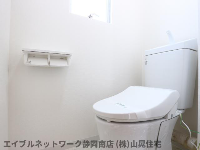 ＪＲ東海道本線 静岡駅 バス乗車時間：18分 最寄りバス停で下車 徒歩7分 3階建 築42年のトイレ写真