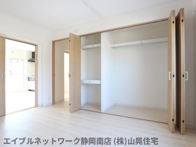 ＪＲ東海道本線 静岡駅 バス乗車時間：18分 最寄りバス停で下車 徒歩7分 3階建 築42年の居間写真