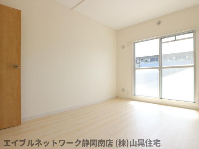 ＪＲ東海道本線 静岡駅 バス乗車時間：18分 最寄りバス停で下車 徒歩7分 3階建 築42年の居間写真