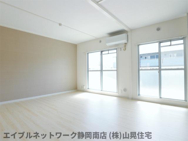 ＪＲ東海道本線 静岡駅 バス乗車時間：18分 最寄りバス停で下車 徒歩7分 3階建 築42年の居間写真