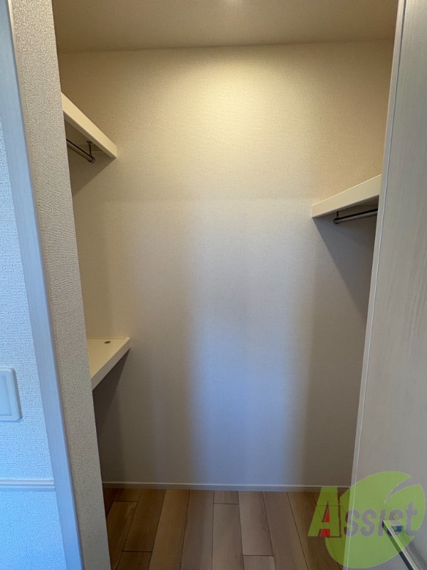 収納　クローゼットを開けるとウォークインになっています。