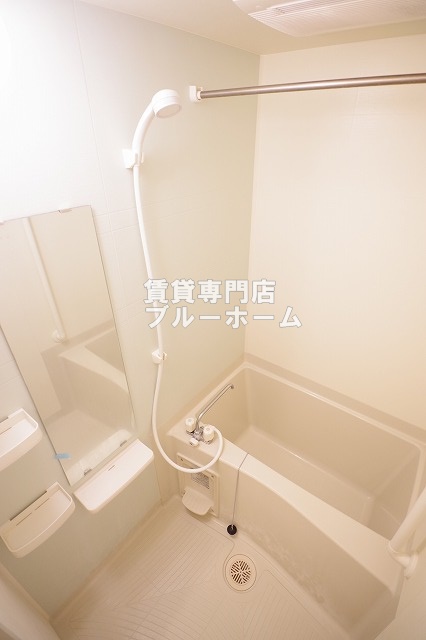バス・シャワールーム　浴室乾燥機付きのお風呂！