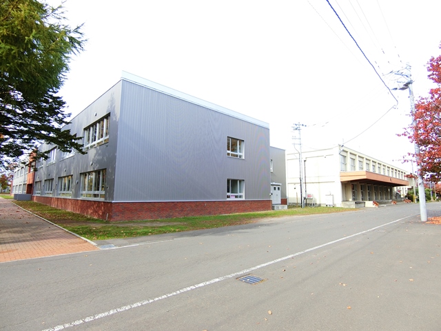 中学校　江別市立江別第二中学校（中学校）まで991m