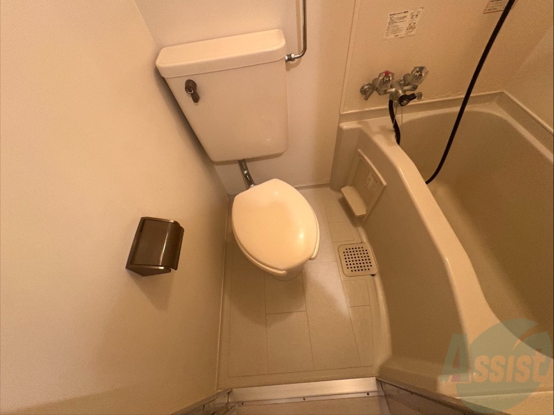 トイレ　ユニットバス内のトイレです。一人暮らしなら十分ですね。