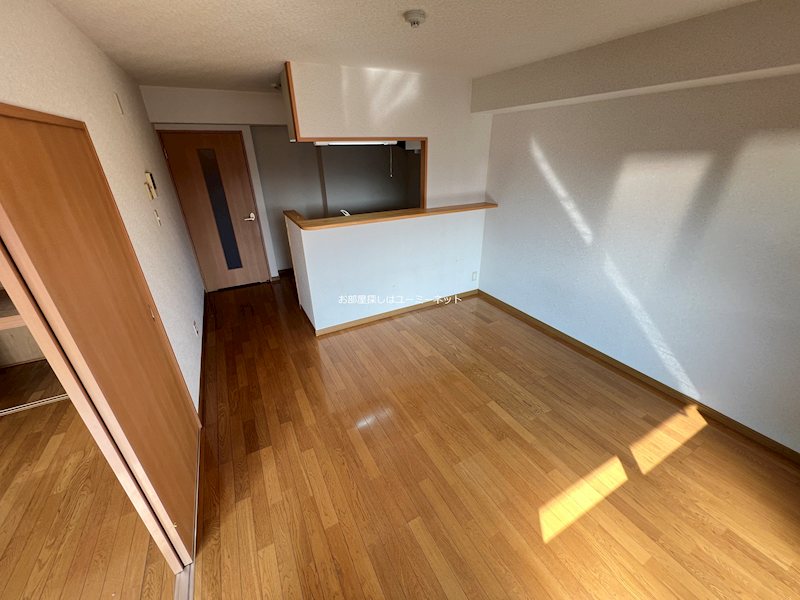 居室・リビング　実際のお部屋は反転タイプになります。