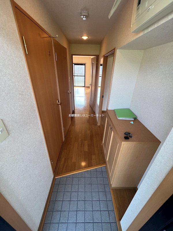 玄関　実際のお部屋は反転タイプになります。