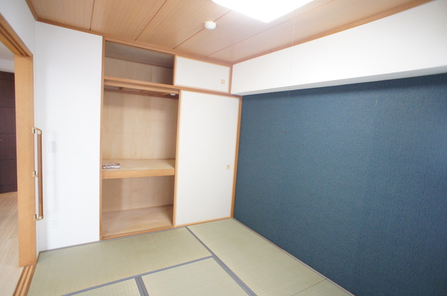 収納　アクセントクロスのきいたおしゃれな和室♪♪